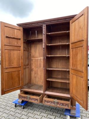 Exceptional Cabinet style Gothic - style en Oak wood, France 19 th century