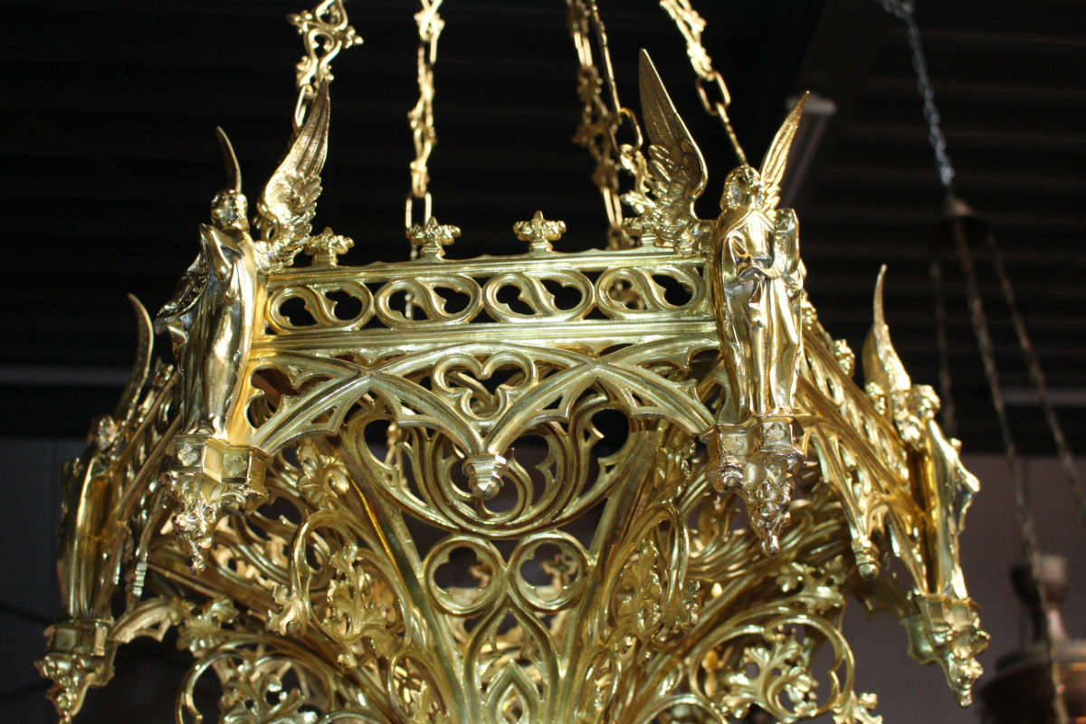 1 Gothic - style Exceptional Sanctuary Lamp