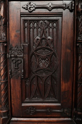 Gothic Credance Cabinet  style Gothic - style en Oak wood, France 19 th century ( Anno 1890 )