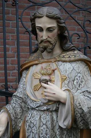 1 Gothic - style H.Heart Statue