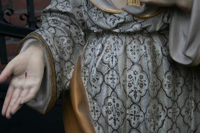 1 Gothic - style H.Heart Statue