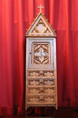 Hanging Cabinet style Gothic - style en Oak wood, Belgium 19th century (1870)