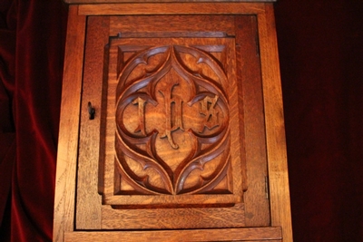 Hanging Cabinet style Gothic - style en Oak wood, Belgium 19th century (1870)