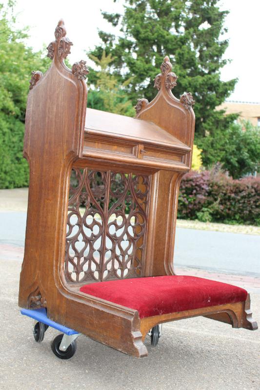 1 Gothic - style Kneeler