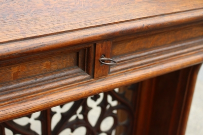 Kneeler style Gothic - style en Oak Wood / Red Velvet, Belgium 19 th century