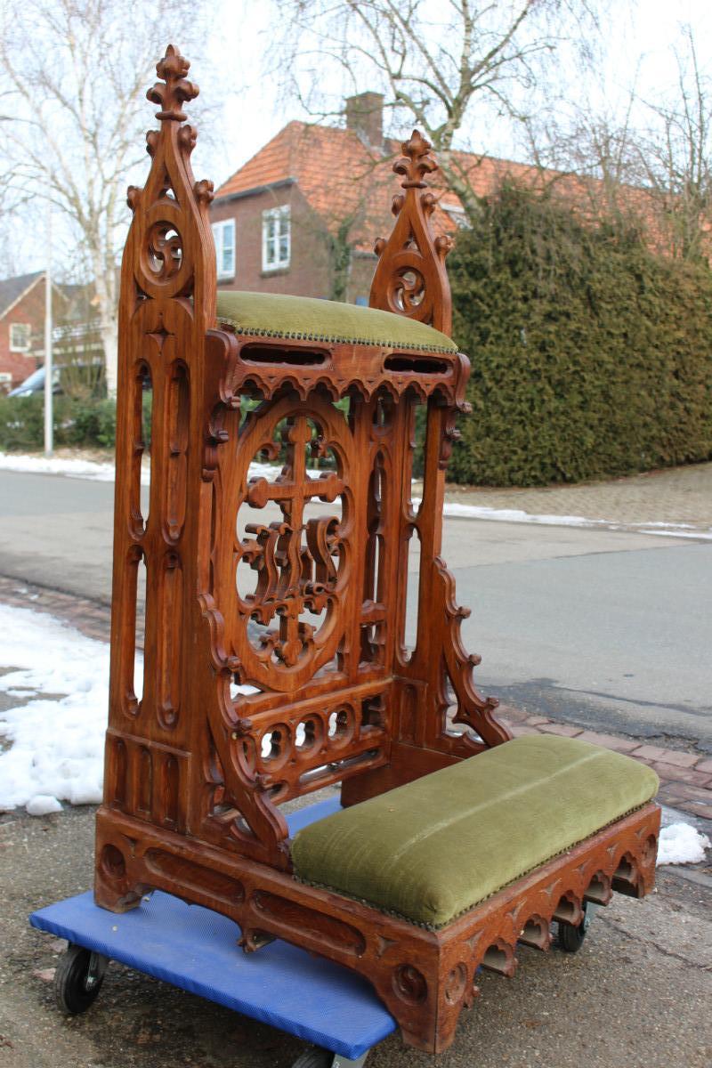 1 Gothic - style Kneeler
