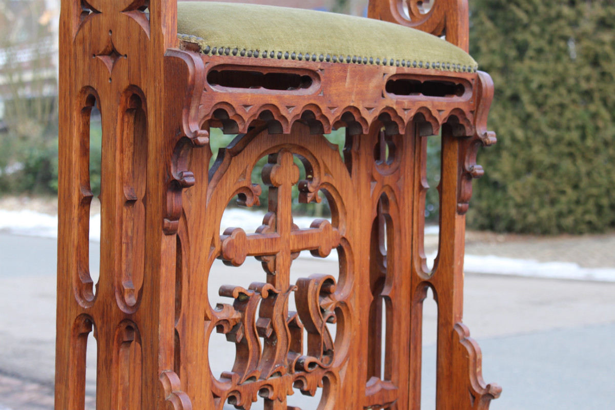 1 Gothic - style Kneeler