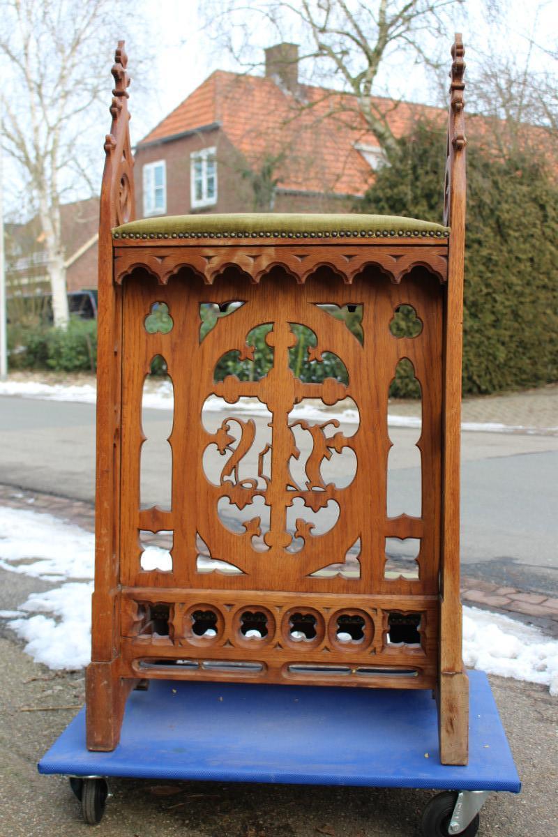 1 Gothic - style Kneeler