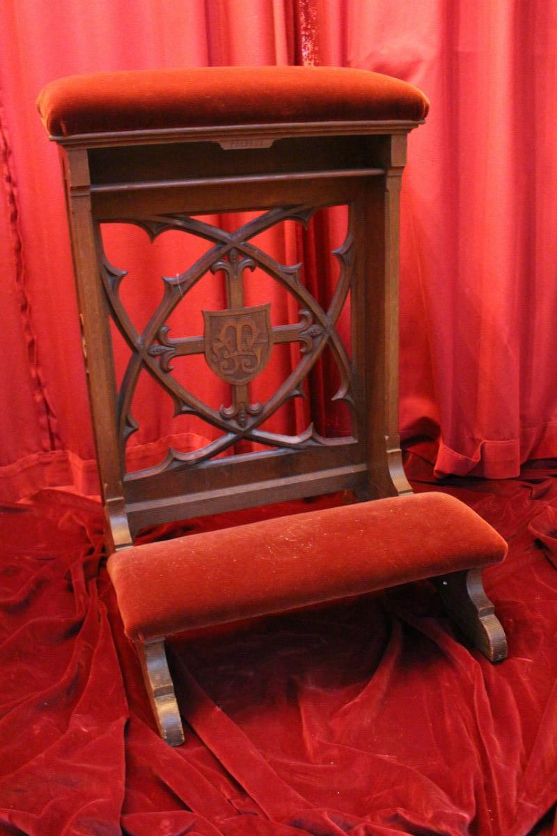 1 Gothic - style Kneeler