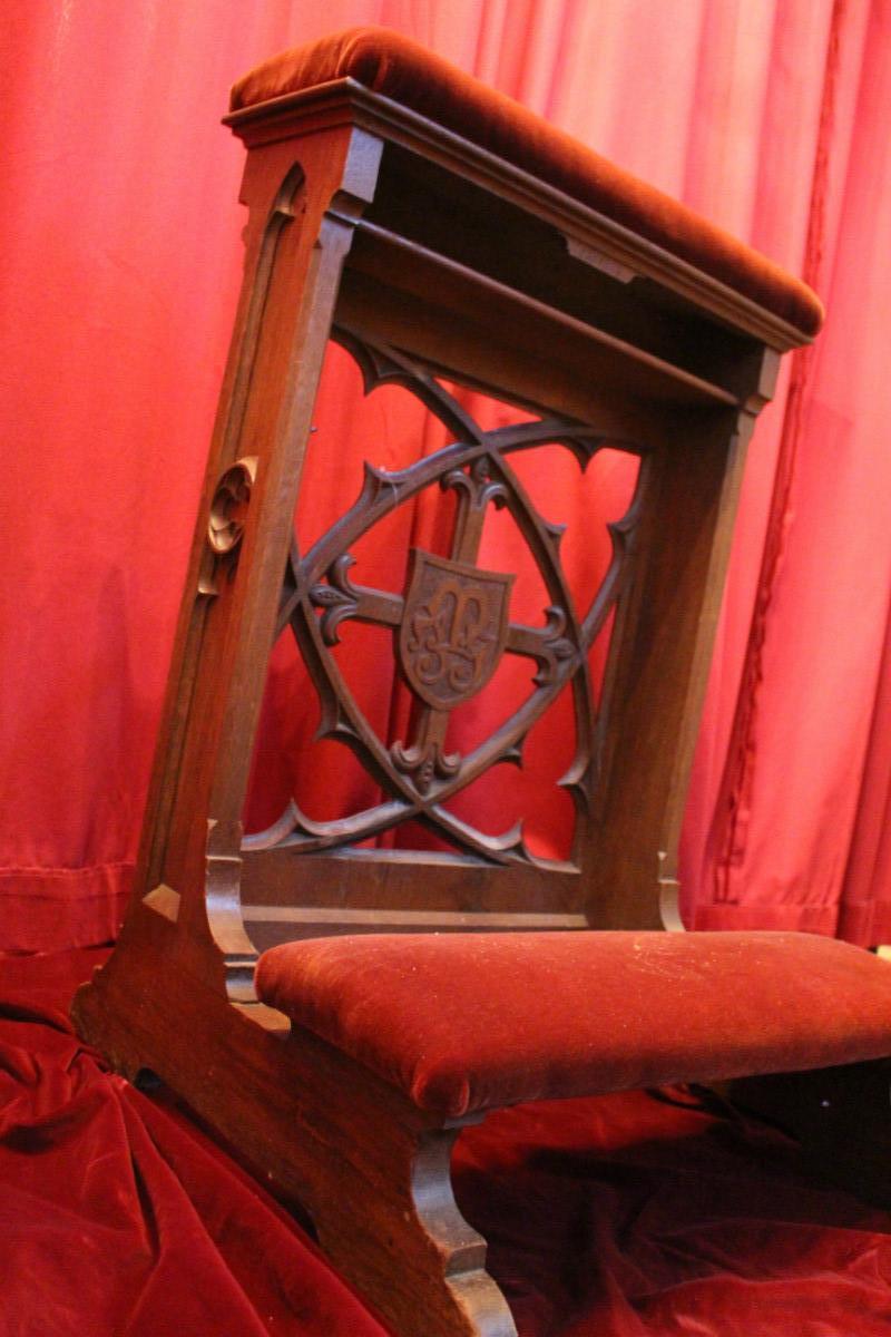 1 Gothic - style Kneeler