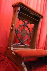 Kneeler style Gothic - style en Oak / Red Velvet, Belgium 19th century