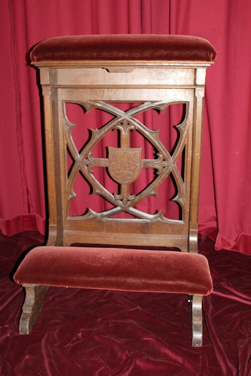 1 Gothic - style Kneeler