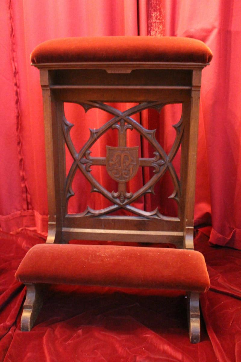 1 Gothic - style Kneeler