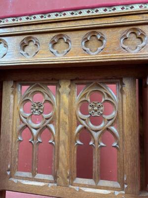 Kneeler style Gothic - Style en Wood Oak /  Professionally Refit According To The Traditional Methods And With Original Materials., Belgium  19 th century ( Anno 1885 )