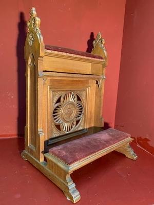 Kneeler style Gothic - style en Oak wood / Red Velvet, Dutch 20th century ( 1925 )