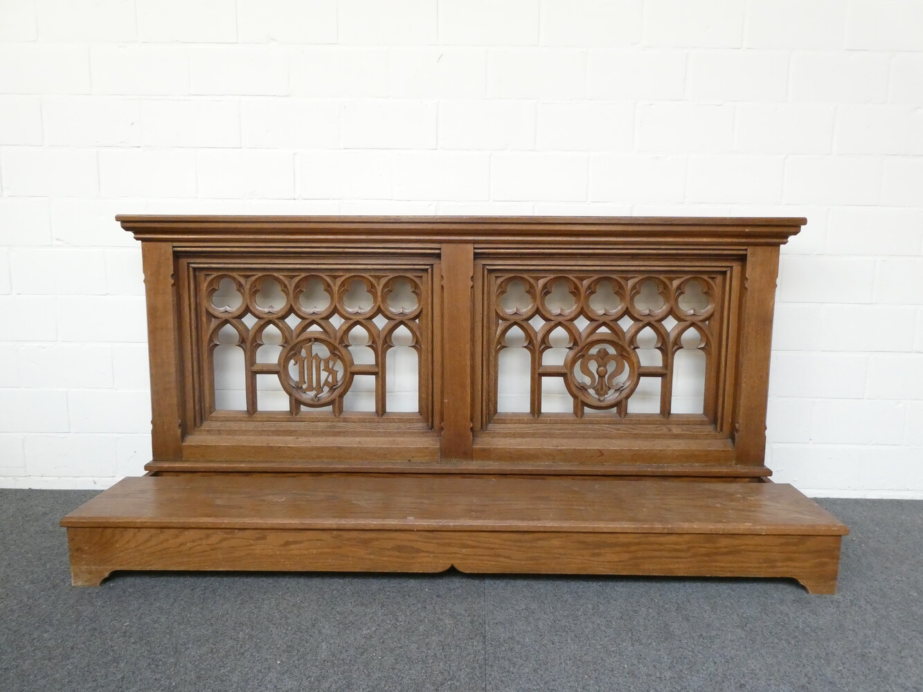 1 Gothic - Style Kneeler