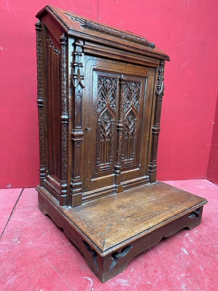 1 Gothic - Style Kneeler