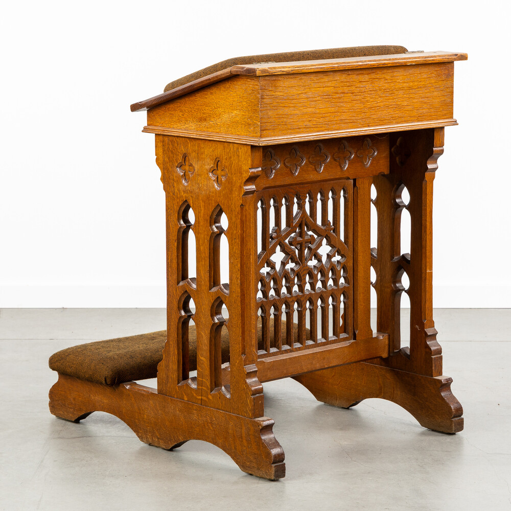 1 Gothic - Style Kneeler