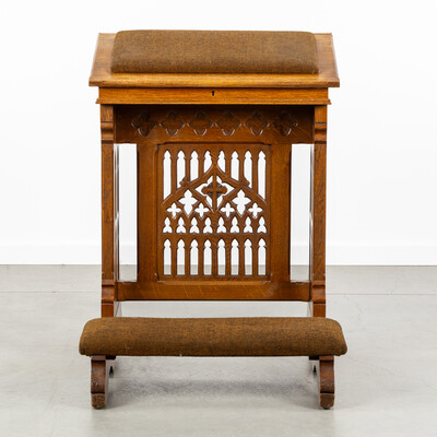 1 Gothic - Style Kneeler