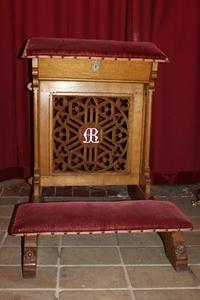 Kneeler style Gothic - style en Oak / Red Velvet, Belgium 19th century