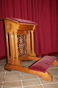 Kneeler style Gothic - style en Oak / Red Velvet, Belgium 19th century