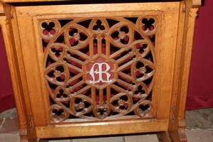 Kneeler style Gothic - style en Oak / Red Velvet, Belgium 19th century