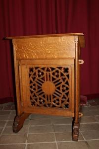 Kneeler style Gothic - style en Oak / Red Velvet, Belgium 19th century