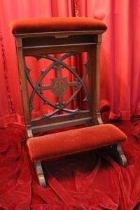 Kneeler style Gothic - style en Oak / Red Velvet, Belgium 19th century