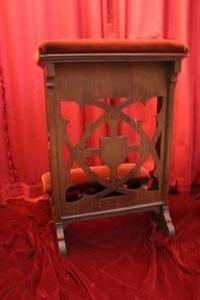 Kneeler style Gothic - style en Oak / Red Velvet, Belgium 19th century