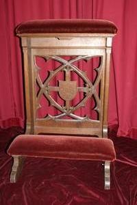 Kneeler style Gothic - style en Oak / Red Velvet, Belgium 19th century