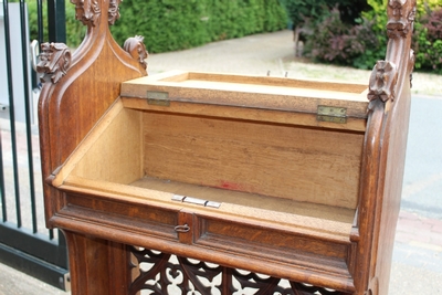 Kneeler style Gothic - style en Oak wood, Belgium 19 th century