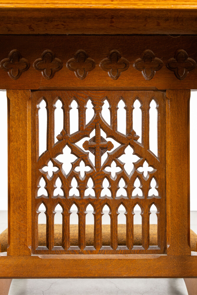 1 Gothic - Style Kneeler Expected !