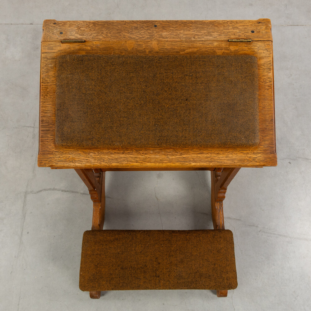 1 Gothic - Style Kneeler Expected !