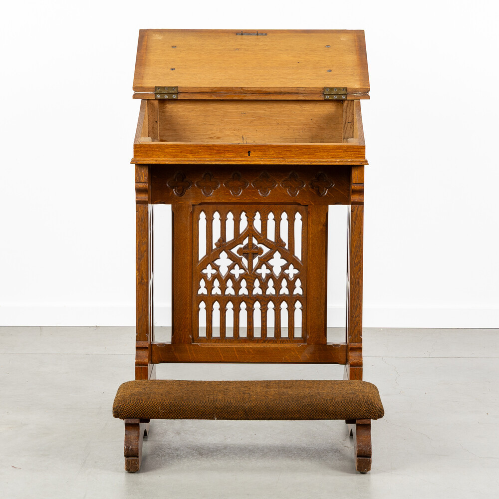 1 Gothic - Style Kneeler Expected !