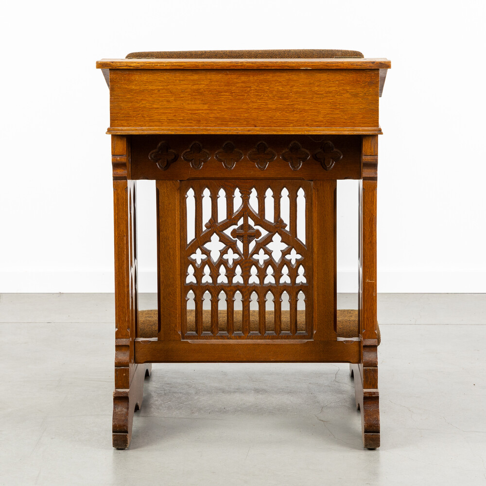 1 Gothic - Style Kneeler Expected !