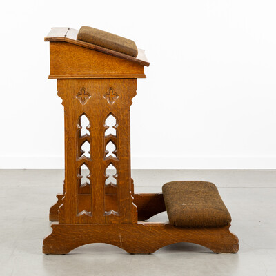 1 Gothic - Style Kneeler Expected !