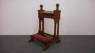 Kneeler Expected ! style Gothic - style en Oak wood / Velvet Fabrics, Belgium 19 th century