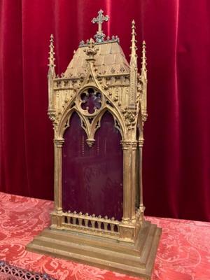 Large Reliquary - Relic  style Gothic - style en Bronze / Gilt / Glass / Fabrics, France 19 th century ( Anno 1865 )