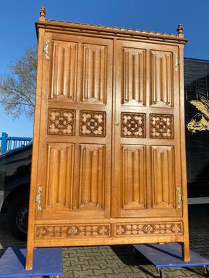 Monastery Cabinet  style Gothic - style en Oak wood, Belgium  19 th century