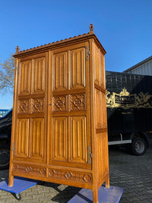 Monastery Cabinet  style Gothic - style en Oak wood, Belgium  19 th century