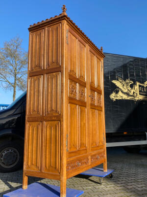 Monastery Cabinet  style Gothic - style en Oak wood, Belgium  19 th century