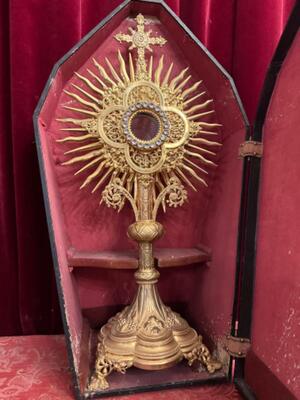 Monstrance With Original Case style Gothic - Style en Brass / Gilt / Stones / Glass, France 19 th century ( Anno 1865 )