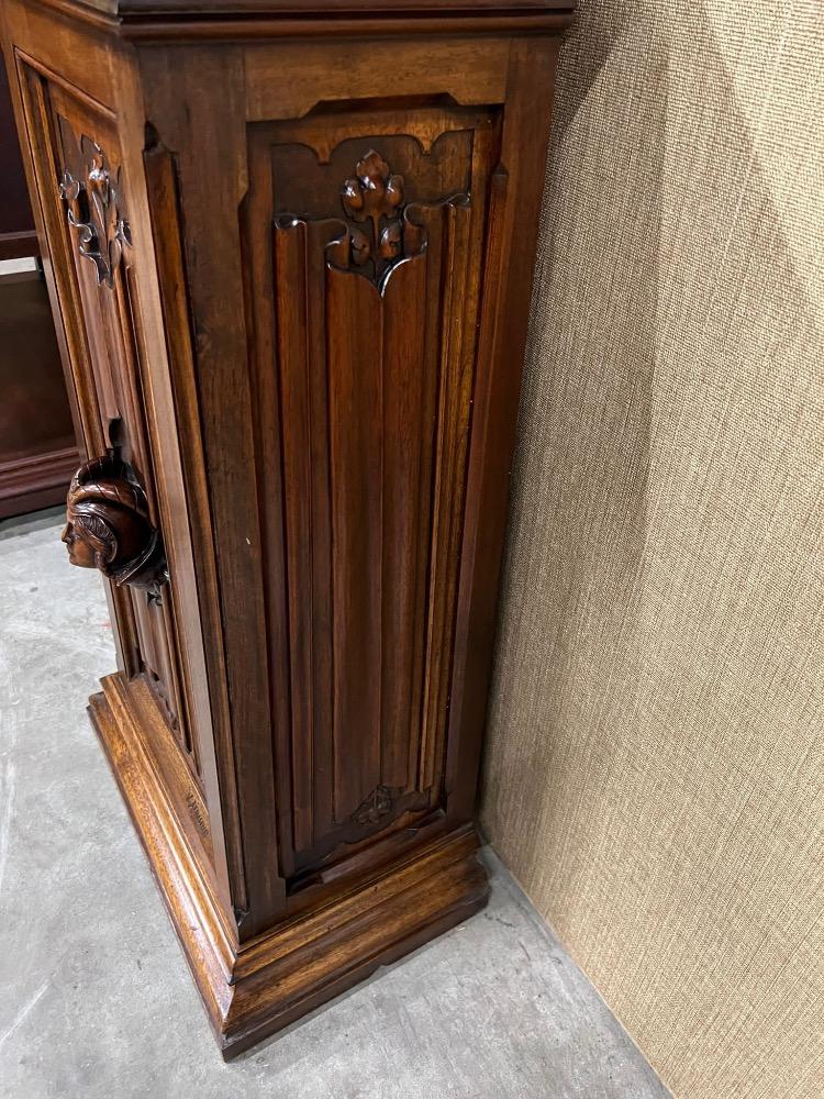 1 Gothic - Style Pedestal