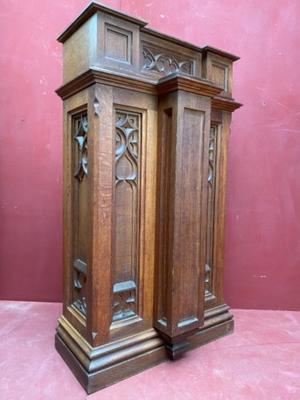 Pedestal style Gothic - style en Oak wood, Belgium 19 th century ( Anno 1890 )