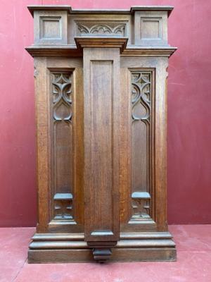 Pedestal style Gothic - style en Oak wood, Belgium 19 th century ( Anno 1890 )