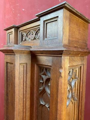 Pedestal style Gothic - style en Oak wood, Belgium 19 th century ( Anno 1890 )