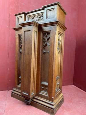 Pedestal style Gothic - style en Oak wood, Belgium 19 th century ( Anno 1890 )