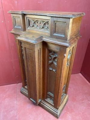 Pedestal style Gothic - style en Oak wood, Belgium 19 th century ( Anno 1890 )