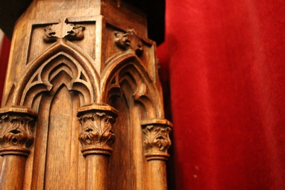 Pedestal style Gothic - style en Oak wood, Belgium 19th century