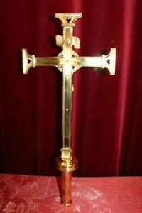 Processional - Cross style Gothic - style en Bronze Polisched and Varnished, Dutch anno 1910 19th century